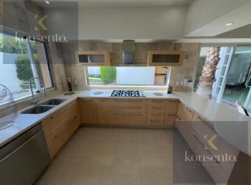 Casa en condominio · 353m² · 3 Recámaras · 3 Estacionamientos · Casa en Condominio en Fraccionamiento Misión de Concá en Renta