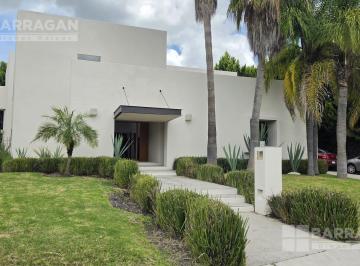 Casa · 520m² · 3 Recámaras · 6 Estacionamientos · Casa en Renta en El Campanario