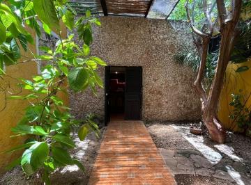 Casa · 201m² · 2 Recámaras · 4 Estacionamientos · Casa Remodelada en El Centro de Mérida