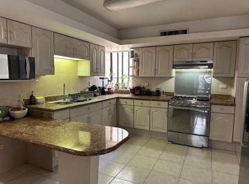 8b0ff91977de1b898aabef5bdd42928f4e1163edaee20a6bbe493973de714c64 · Casa en Renta en Lomas del Campestre