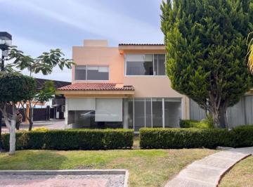 Casa · 280m² · 3 Recámaras · 2 Estacionamientos · Casa en Renta Condominio "Jardines de Juriquilla" Queretaro