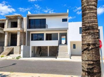 Casa · 246m² · 4 Recámaras · Casa - Fraccionamiento Lomas de La Rioja