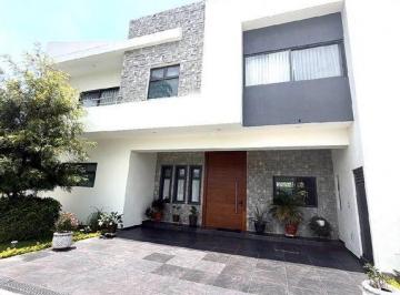 Casa en condominio · 388m² · 3 Recámaras · 3 Estacionamientos · Se Vende Residencia Contemporánea de Lujo | Sendero de Las Moras