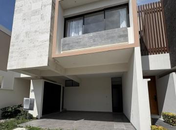 Casa · 210m² · 3 Recámaras · En Venta Casa en Lomas de La Rioja con 3 Recámaras y Estudio
