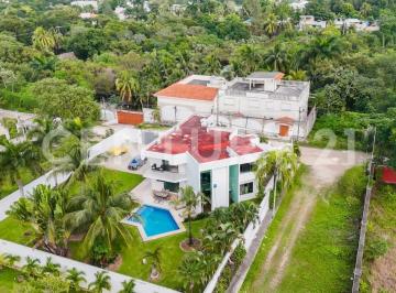 Casa · 307m² · 4 Recámaras · 5 Estacionamientos · Renta Casa Colonia Doctores, Cancún | Alberca Privada y Amplio Jardín Le0726