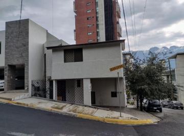 Casa de 3 habitaciones, San Pedro Garza García · Casa en Renta en Esquina, con Excelente Ubicación