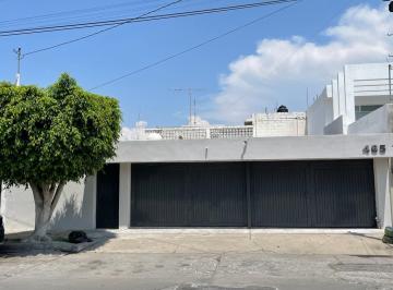 Casa · 450m² · 4 Recámaras · 2 Estacionamientos · Ubicada Cerca de Himno Nacional