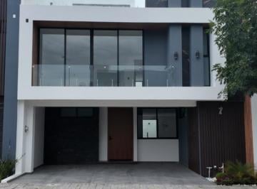 1 · Casa en Venta en Lomas de Angelópolis, Puebla - Espaciosa y Moderna