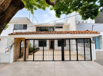 Fachada · Mejor Precio en Col. Chapalita en Venta Semi - Remodelada