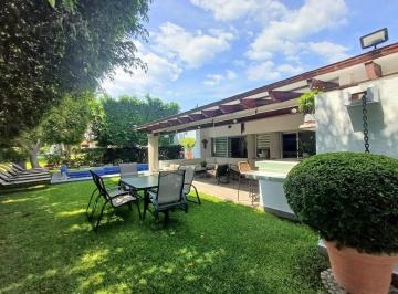 Casa · 440m² · 6 Recámaras · 4 Estacionamientos · Venta Casa con Alberca y Jardín en Colinas de Santa Fé Xochitepec Mor.