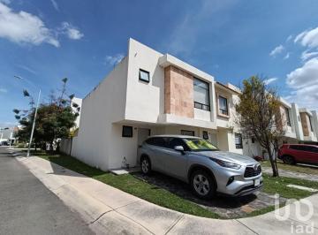 Casa · 131m² · 3 Recámaras · 1 Estacionamiento · Casa en Venta en Sonterra, Querétaro