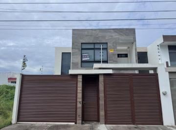 Casa de 4 habitaciones, Boca del Río · Venta de Casa Climatizada con Alberca y Recámara en Pb con Baño Completo, Costa de Oro, Boca del Río