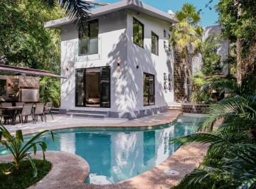 Casa · 360m² · 5 Recámaras · 4 Estacionamientos · Casa de 5 Recamaras en Venta en Playacar Fase II