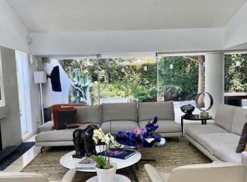 Casa · 550m² · 4 Recámaras · 6 Estacionamientos · Casa en Renta $209,000 Más $16,000 Mtto. Lomas de Vista Hermosa. Venta $4,000,000 Us.