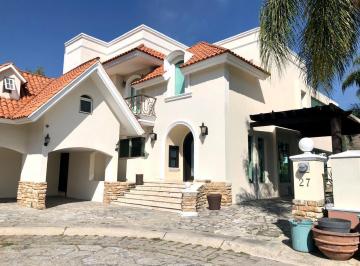 Casa · 350m² · 2 Recámaras · 4 Estacionamientos · Casa en Fraccionamiento El Manantial
