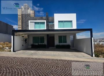 Casa · 278m² · 3 Recámaras · 3 Estacionamientos · Casa en Fraccionamiento Cumbres del Lago