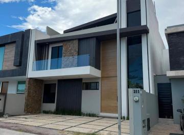 Casa · 340m² · 5 Recámaras · Casa en Colinas de Juriquilla con Acabados Modernos y Amplitud