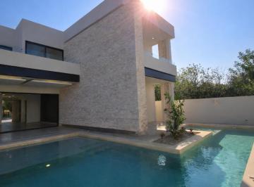 Casa · 546m² · 3 Recámaras · 4 Estacionamientos · Casa en Venta en Privada Residencial con Amplio Terreno en Mérida Yucatán. - (4)