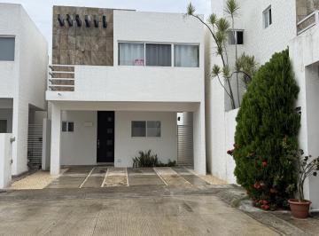 Casa · 147m² · 3 Recámaras · 2 Estacionamientos · Se Renta Casa Amplia en Playa del Carmen, en La Zona de La Joya
