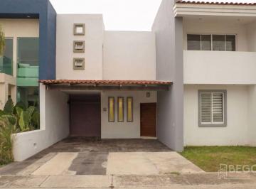 Casa en condominio de 4 habitaciones, Tlajomulco de Zúñiga · Espaciosa Residencia de 4 Recámaras en Bosques de Santa Anita! 243 m² de Construcción.