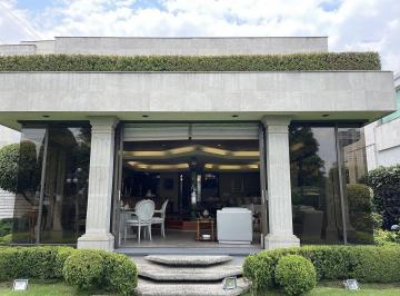 Casa · 625m² · 3 Recámaras · 4 Estacionamientos · Residencia en Venta con Espectacular Jardín en Bosque de Las Lomas