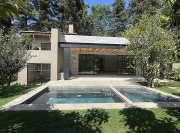 Casa en condominio · 550m² · 4 Recámaras · 4 Estacionamientos · En Venta Casa en Condominio en Avándaro, Valle de Bravo