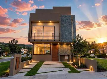 1 · Casa en Venta en Capital Sur, Hermosa!