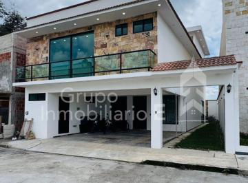 Casa de 5 habitaciones, Coatepec · Hermosa Casa de 5 Recámaras en Fraccionamiento Privado en Coatepec, Veracruz.