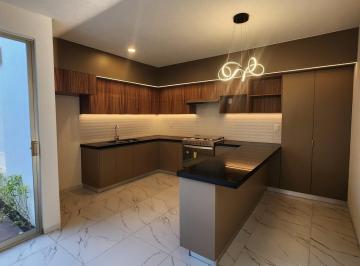 Casa · 200m² · 4 Recámaras · 2 Estacionamientos · Casa en Venta en Altozano Fraccionamiento Privado con Caseta de Vigilancia