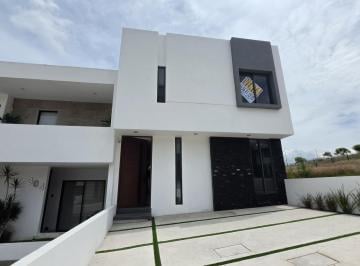 Casa · 200m² · 4 Recámaras · 2 Estacionamientos · Casa en Venta en Loma Alta Tres Marías, Casa Club, Gimnasio, Áreas Verdes, Canchas Multideportivas
