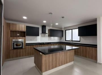 Casa · 350m² · 4 Recámaras · 2 Estacionamientos · Zona Exclusiva con Seguridad, Para Estrenar, Cuenta con Roofgraden Techado.