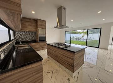 1 · Casa en Venta en Jardines de La Rejoyada Merida