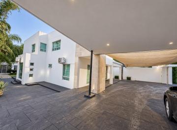 Casa · 631m² · 3 Recámaras · 5 Estacionamientos · Residencia en Venta en El Cercado, Santiago | Alberca y Palapa Climatizada