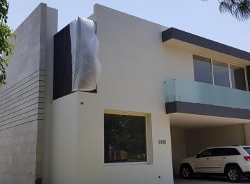 Casa · 575m² · 4 Recámaras · 6 Estacionamientos · Residencia en Renta – Valle Real