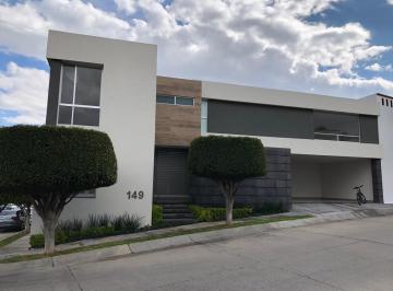 Casa · 348m² · 4 Estacionamientos · Casa en Renta en Cañada del Refugio