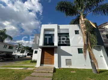 Casa · 319m² · 3 Recámaras · 2 Estacionamientos · Se Renta Casa en Jardin Real