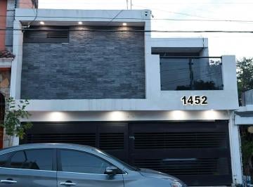 Casa · 218m² · 3 Recámaras · 1 Estacionamiento · Casa en Av La Playa
