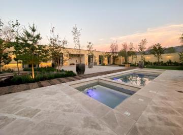 Casa en condominio · 275m² · 3 Recámaras · 6 Estacionamientos · Finca de Lujo con Alberca en San Miguel