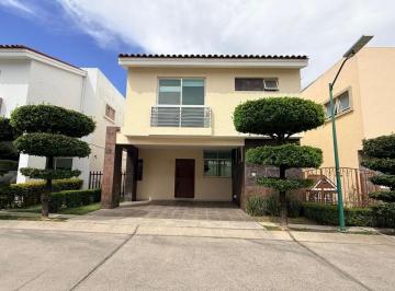 Casa de 3 habitaciones, Zapopan · Casa en Venta en Fracc. Los Pinos a un Costado de Bugambilias