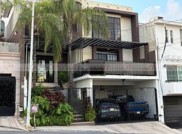 Casa · 380m² · 3 Recámaras · 2 Estacionamientos · Casa en Venta en Lomas del Roble