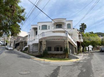 Casa · 445m² · 4 Recámaras · 2 Estacionamientos · Casa en Renta en Contry Sol