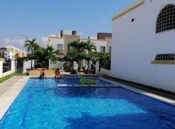 En Colonia Cayaco entre Calle Palma Vieja y Palma Hawái,
Magnífica casa en condo · Acapulco Col. Cayaco Casa Condominio Lentisco, con Alberca,2niveles 2autos Vigilancia Impecable