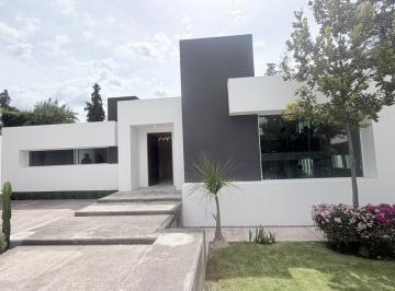 Casa · 320m² · 3 Recámaras · 4 Estacionamientos · Casa en La Calera