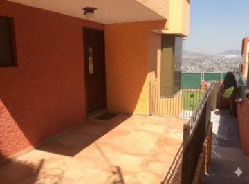 ACCESO · Casa con Hermosa Vista y Amplio Jardin