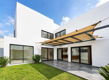 Casa · 351m² · 4 Recámaras · 2 Estacionamientos · Casa con 4 Recamaras Una en Planta Baja