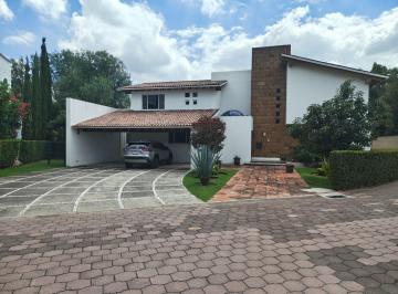 Casa · 523m² · 5 Recámaras · 4 Estacionamientos · Se Vende Casa en Campestre Club de Golf San Gil en San Juan del Rio, Qro.