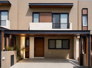 Casa · 220m² · 2 Estacionamientos · Casa - Villa Magna