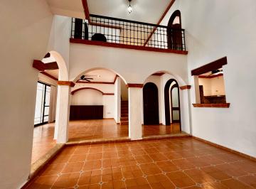 Casa Renta 200m² de 3 habitaciones · Hermosa Casa Colonial Muy Bien Ubicada