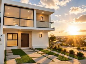 1 · Casa en Venta en Capital Sur, 3 Recámaras, Gran Ubicación