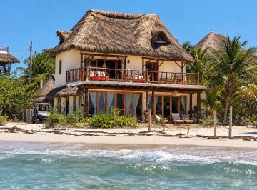 Casa · 429m² · 4 Recámaras · Se Vende! Villa Frente Al Mar, un Sueño en Holbox